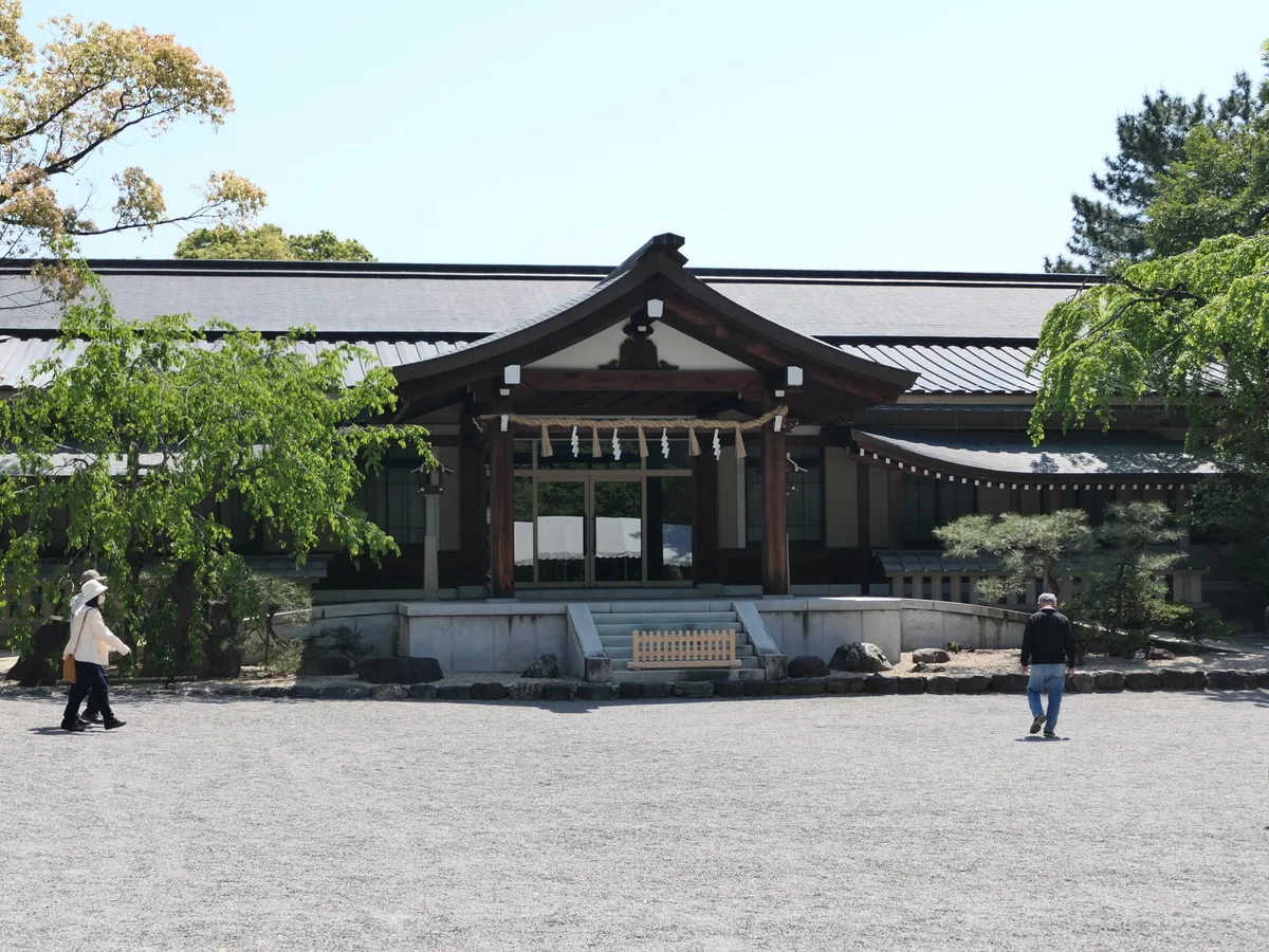 しめ縄が掛かった熱田神宮の社殿と、砂利敷きの広場