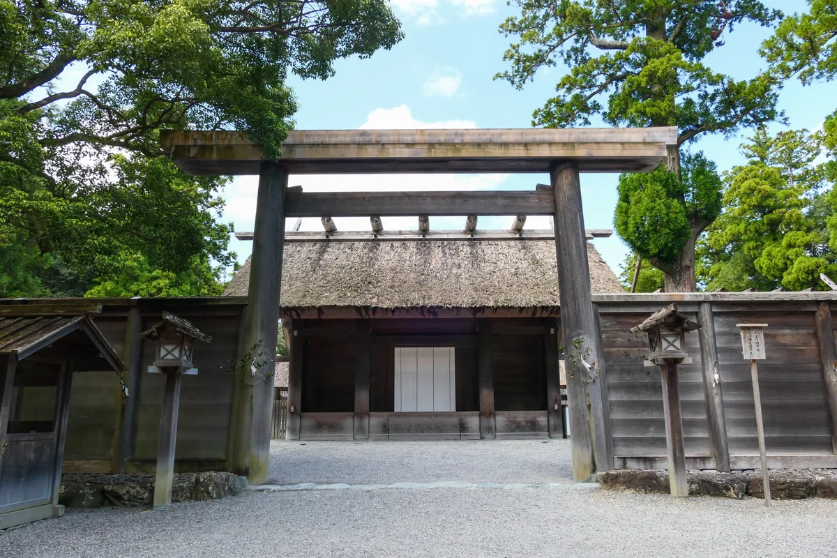 伊勢神宮外宮正宮前的茅草屋頂鳥居