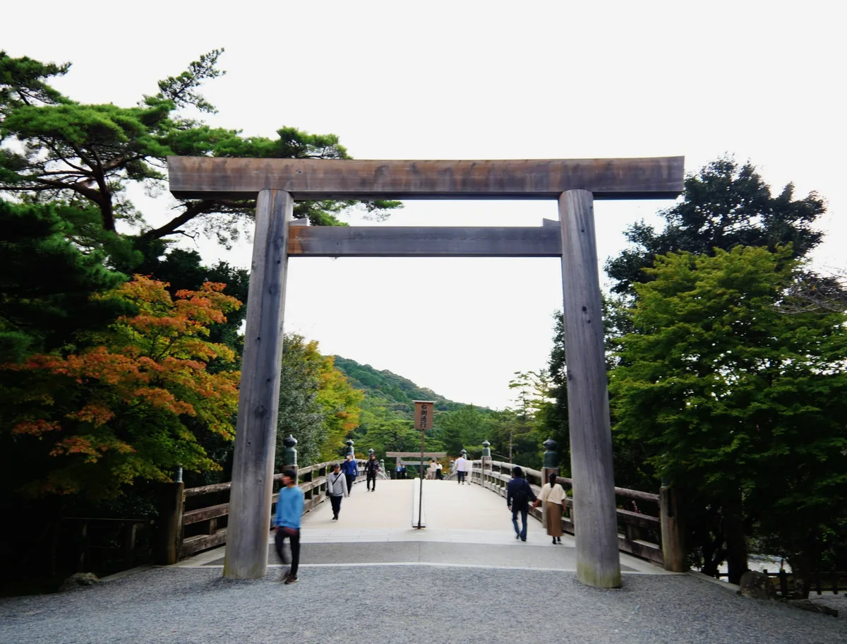內宮入口的鳥居，後方可見宇治橋與正在過橋的參拜者