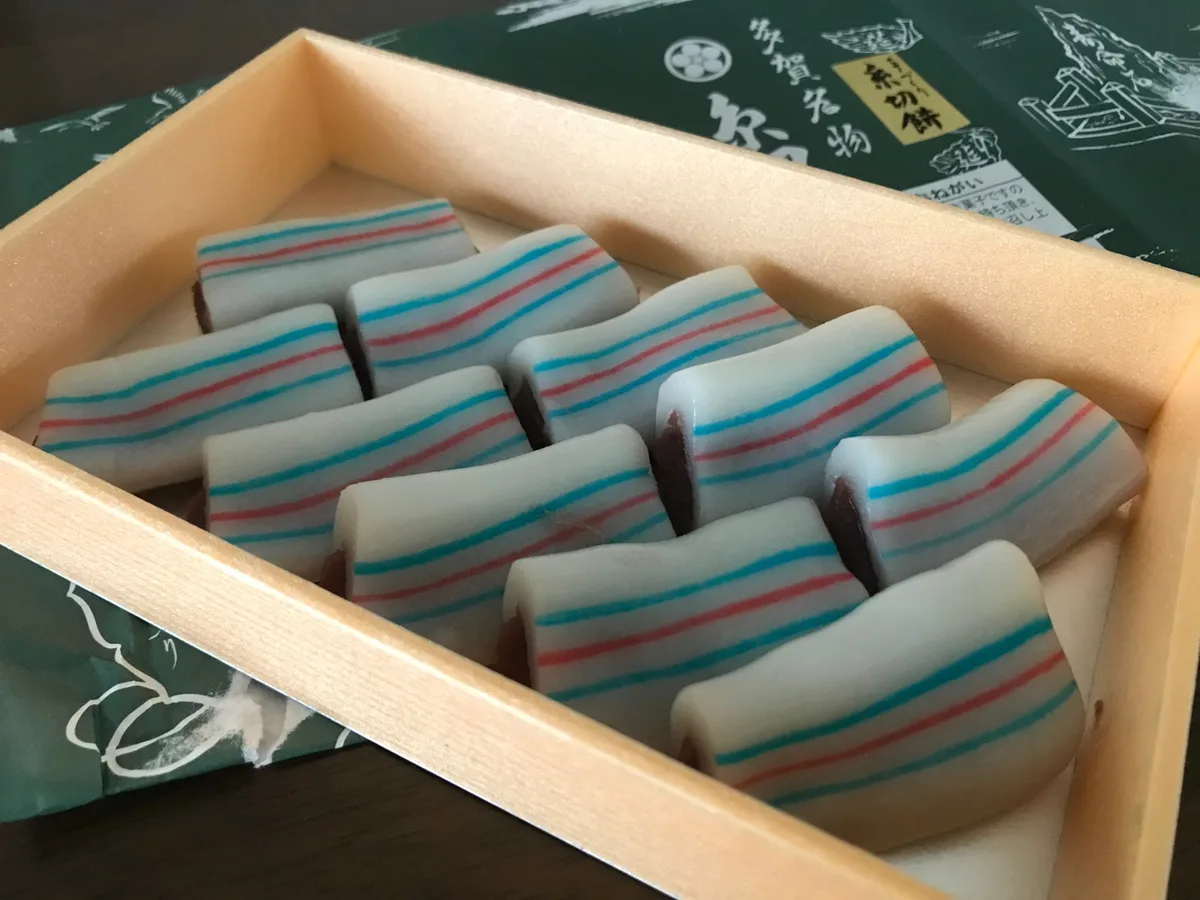 水色と赤の細い線が入った糸切餅が、木箱に並んでいる