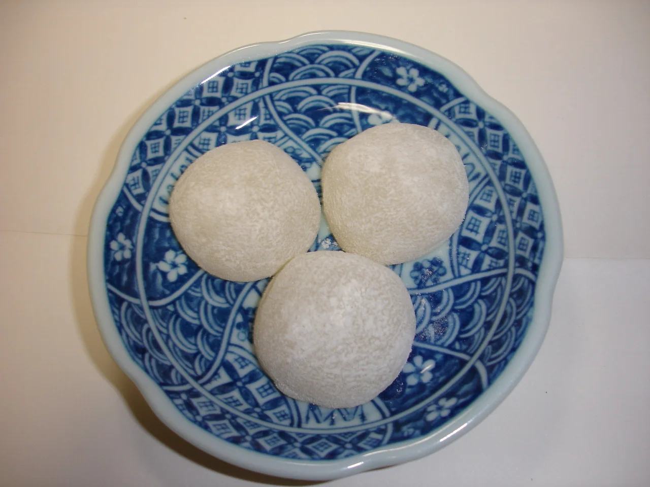 青い染付のお皿にのった、白い吉備団子3つ