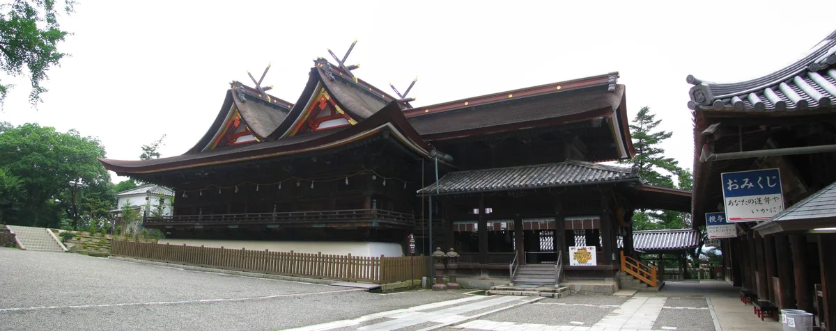 屋根が二つ並ぶ吉備津神社の社殿