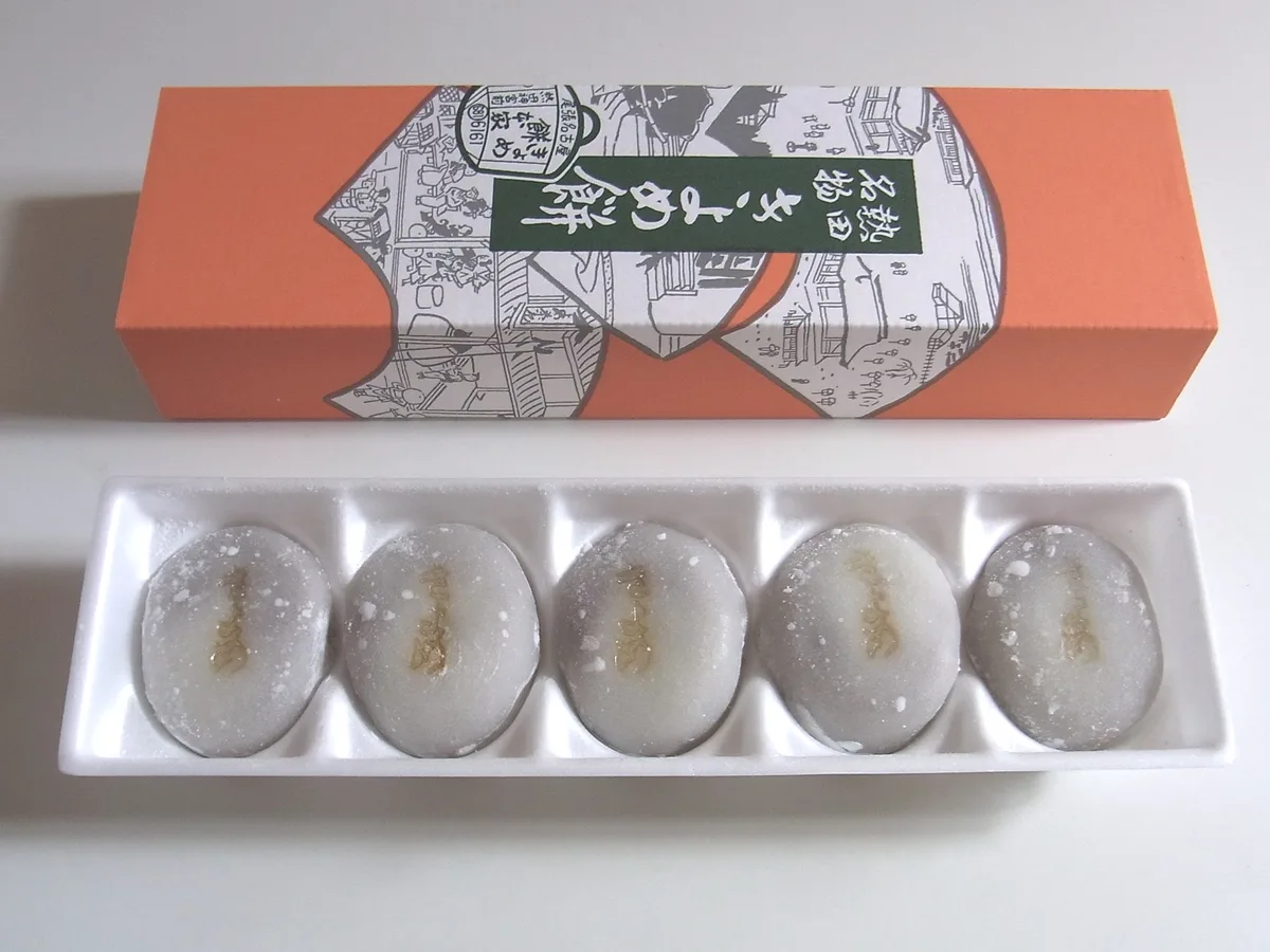 オレンジ色の箱と、トレーに5つ並んだきよめ餅
