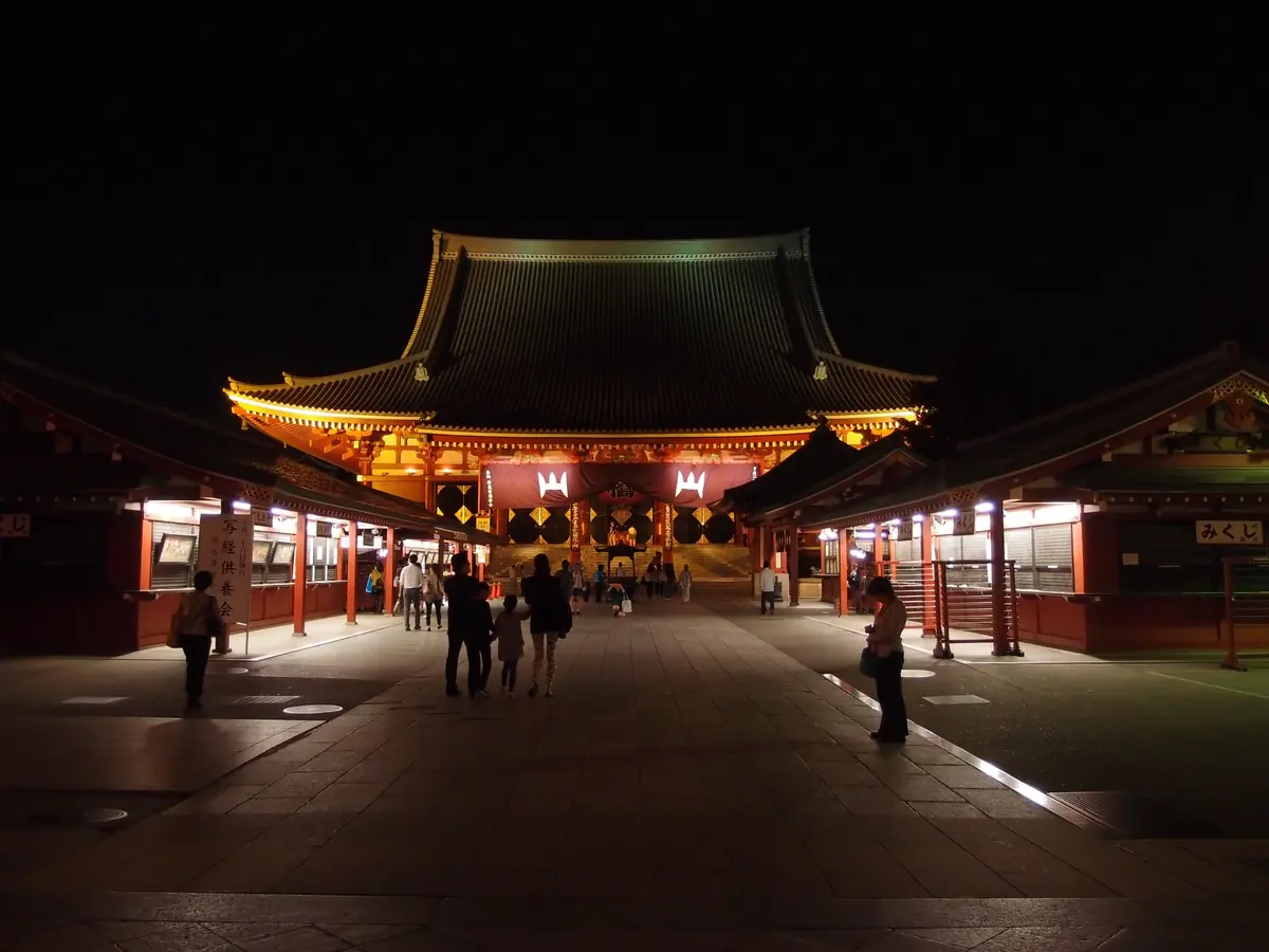 在夜間點燈中浮現的淺草寺本堂