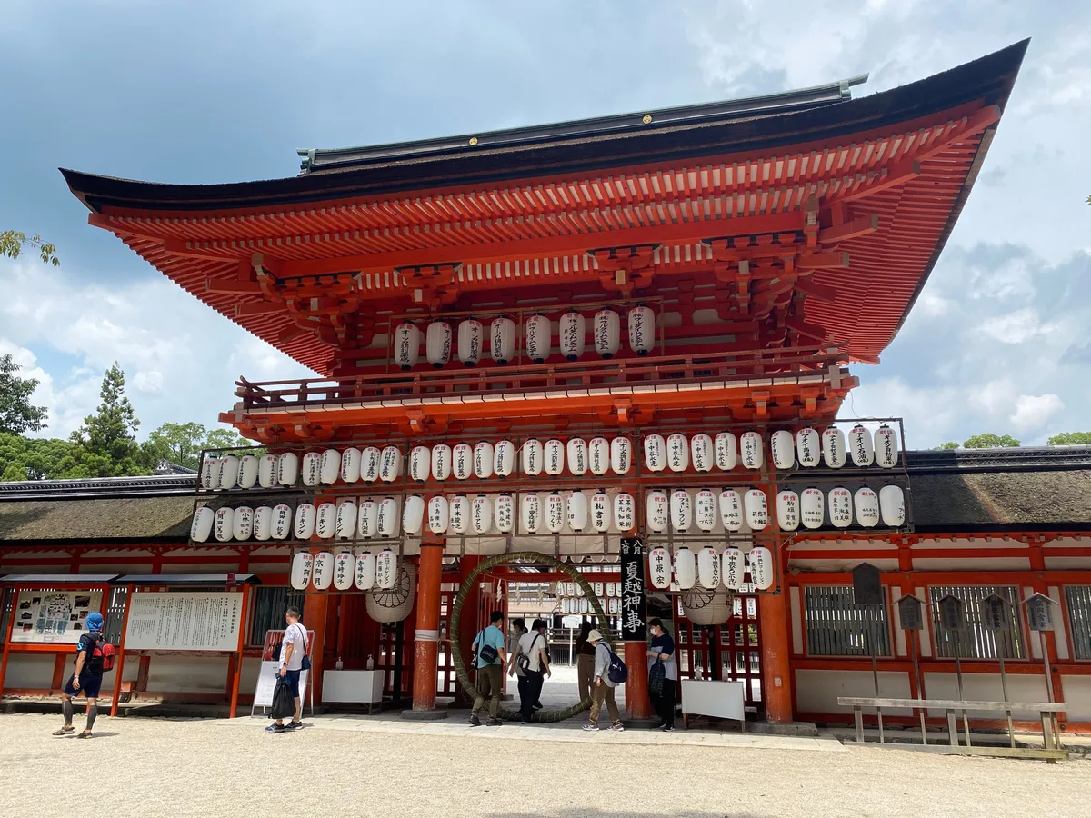 白い提灯がずらりと並ぶ、下鴨神社の朱塗りの楼門