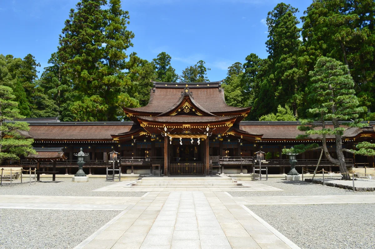松と杉に囲まれた多賀大社の社殿