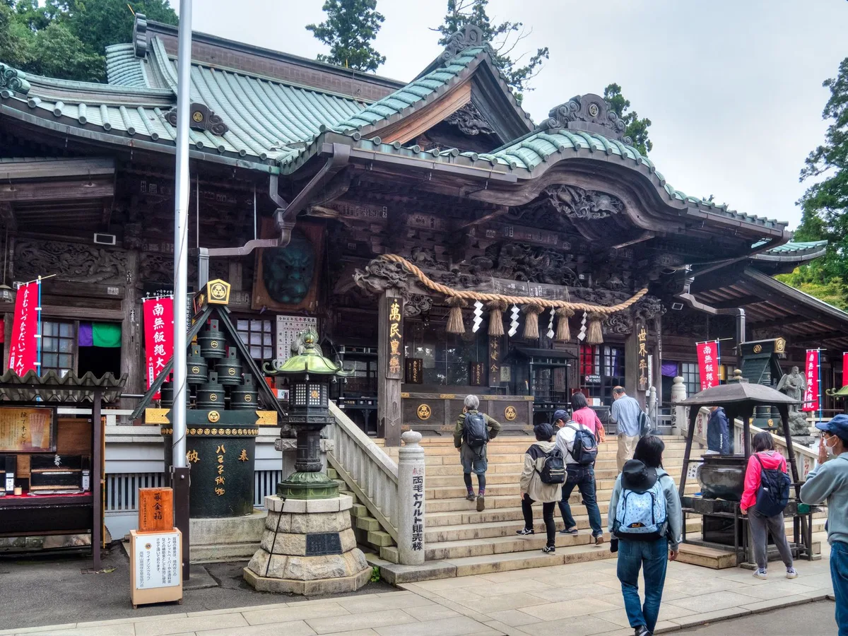 飯縄大権現の赤いのぼりが並ぶ、高尾山薬王院の堂宇と参拝者